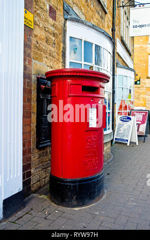 Doppio ER Postbox coprendo un precedente GR montato a parete postbox, Moreton in Marsh, Cotswolds, Gloucestershire, Inghilterra Foto Stock