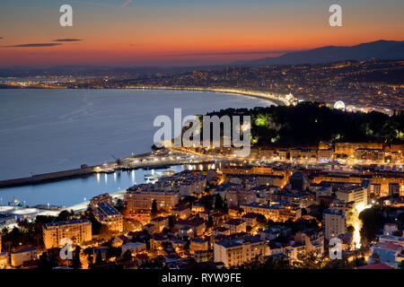 Vista panoramica di Nizza, Francia, dal Mont Boron al crepuscolo Foto Stock