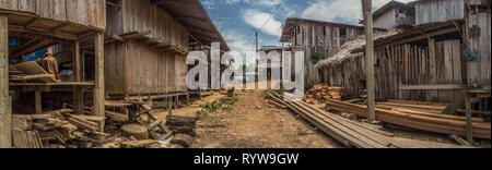 Fiume del Amazon, Perù - dicembre 04 , 2018: vista panoramica di strada con le case di legno in un piccolo villaggio sulla riva del Fiume Rio delle Amazzoni. Sud Foto Stock