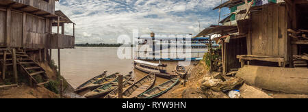 Fiume del Amazon, Perù - dicembre 04 , 2018: vista panoramica della barca lenta e il villaggio sulla riva del Fiume Rio delle Amazzoni Foto Stock