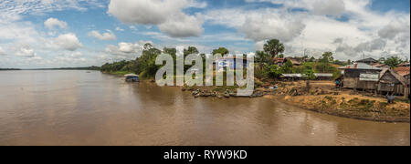 Fiume del Amazon, Perù - dicembre 04 , 2018: vista panoramica del villaggio sulla riva del Fiume Rio delle Amazzoni. Sud America. Foto Stock