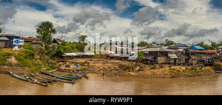 Fiume del Amazon, Perù - dicembre 04 , 2018: vista panoramica del villaggio sulla riva del Fiume Rio delle Amazzoni. Sud America. Foto Stock