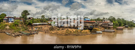 Fiume del Amazon, Perù - dicembre 04 , 2018: vista panoramica del villaggio sulla riva del Fiume Rio delle Amazzoni. Sud America. Foto Stock