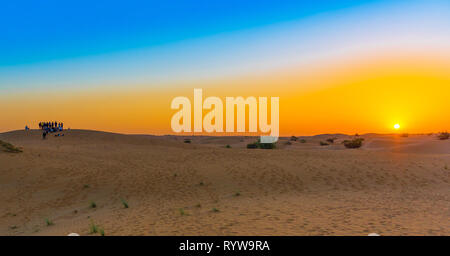 Tramonto sopra le dune di sabbia in Dubai Desert Conservation Reserve, Emirati Arabi Uniti. Copia spazio per il testo Foto Stock