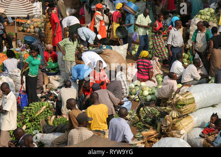 La sezione di prodotti freschi di un vivace mercato di St Balikuddembe, (comunemente noto come mercato di Owino) nel centro di Kampala, Uganda, Africa orientale. Foto Stock