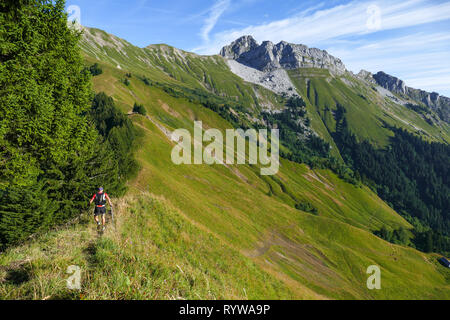 Paesaggio del massiccio del Bauges (Alpi francesi): l uomo in esecuzione su un percorso. Runner sul crinale al Drison Pass, nella zona di La Sambuy. *** Capti locale Foto Stock