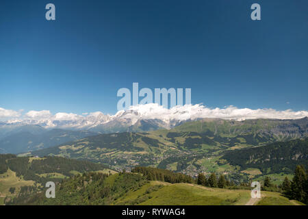 Vista panoramica su Megeve e il Mont dÕArbois mountain sotto il massiccio del Monte Bianco, dalla montagna Christomet Foto Stock