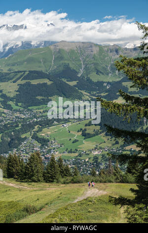 Vista panoramica su Megeve e il Mont dÕArbois mountain sotto il massiccio del Monte Bianco, dalla montagna Christomet Foto Stock