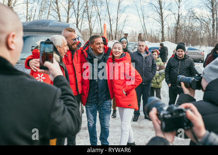 Regione di Mosca, FRYAZINO, GREBNEVO STATION WAGON - marzo 09 2019: Samy Naceri attore francese di film di taxi e suo fratello Bibi Nacery visitando la Grebnevo Foto Stock