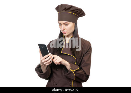 Lo chef donna cerca ricetta sullo smartphone isolati su sfondo bianco Foto Stock