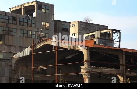 Tulcea, Romania - 16 dicembre 2016: abbandonati capannoni industriali in Bucov, vicino a Tulcea, Romania. Foto Stock