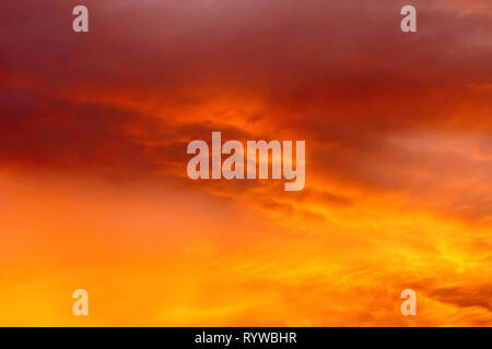 Un glorioso tramonto al fine un piuttosto bagnato giorno d'estate, la pioggia dopo aver spento e il cloud rotto proprio al momento giusto. Foto Stock