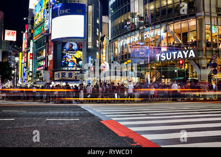 Nella foto è incrocio di Shibuya Tokyo di notte, Giappone. Foto Stock