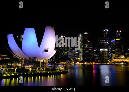 Nella foto è il ArtScience Museum situato all'interno del resort integrato di Marina Bay Sands, Singapore. Foto Stock