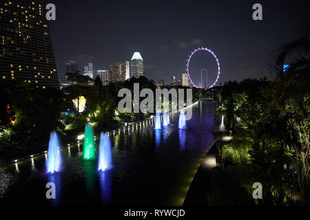 Nella foto è il Singapore Flyer una gigantesca ruota panoramica Ferris in Singapore. Foto Stock