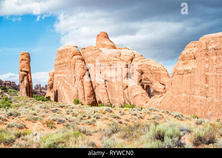 Fotografia di stock di formazioni rocciose nel Parco Nazionale di Arches, Utah, Stati Uniti d'America in una giornata di sole. Foto Stock