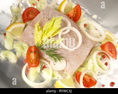 Preparare il pesce Pollack per la cottura in un foglio di alluminio Foto Stock