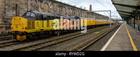 La British Rail Classe 37 locomotiva diesel-elettriche nella livrea della rampa di cole a Carlisle Citadel stazione ferroviaria, Carlisle, Cumbria, England, Regno Unito Foto Stock