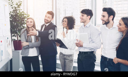 Il team Aziende a discutere di progetto insieme, guardando la grafica Foto Stock