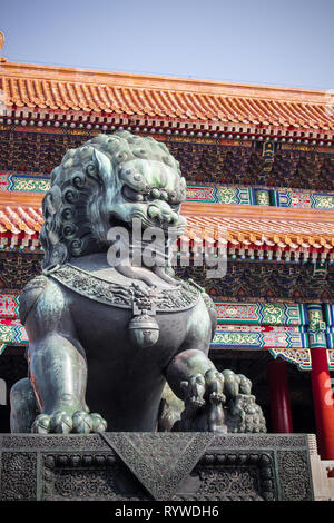 Statua di guardiano cinese lion Città Proibita di Pechino (Cina palace museum) Foto Stock