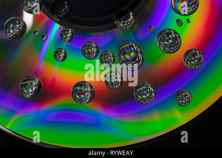 Gocce di acqua su compact disc Foto Stock