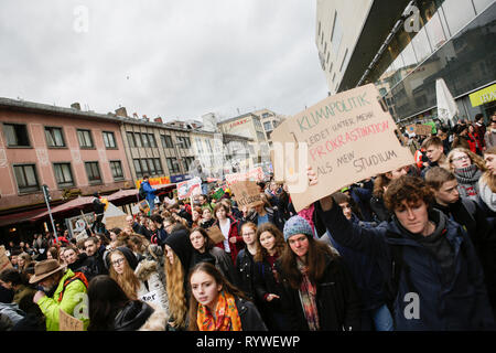 Francoforte, Germania. Xv Mar, 2019. I manifestanti marzo con striscioni e self made poster attraverso Francoforte. Oltre 6 mila persone (per la maggior parte degli alunni che hanno saltato la scuola per prendere parte alla protesta) hanno marciato attraverso Francoforte, per protestare contro il cambiamento climatico e per l' introduzione di misure contro di essa. La protesta è stata parte del clima in tutto il mondo il giorno di sciopero dal movimento FridaysForFuture, iniziato da Greta Thunberg in Svezia. Credito: Michael Debets/Pacific Press/Alamy Live News Foto Stock