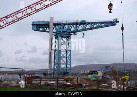 Queens Quay sviluppo al Clydeside accanto al Titan Crane. Un 80 acri di residenziale-led, uso misto waterfront e sviluppo. Foto Stock