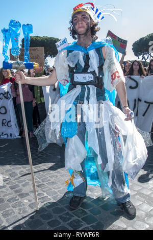 Roma, Italia. Xv Mar, 2019. Gli studenti nelle strade di Roma e dintorni 200 altre città italiane per il Global Strike per il futuro, lo sciopero generale per il pianeta ha lanciato dalla giovane svedese Greta Thunberg, per chiedere politiche appropriate per contenere il riscaldamento globale alla fine del secolo. Il global strike ha ricevuto 98 paesi e più di un migliaio di città in tutto il mondo dove oggi gli studenti che hanno preso per le strade. Credito: Patrizia Cortellessa/Pacific Press/Alamy Live News Foto Stock