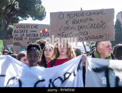 Roma, Italia. Xv Mar, 2019. Gli studenti nelle strade di Roma e dintorni 200 altre città italiane per il Global Strike per il futuro, lo sciopero generale per il pianeta ha lanciato dalla giovane svedese Greta Thunberg, per chiedere politiche appropriate per contenere il riscaldamento globale alla fine del secolo. Il global strike ha ricevuto 98 paesi e più di un migliaio di città in tutto il mondo dove oggi gli studenti che hanno preso per le strade. Credito: Patrizia Cortellessa/Pacific Press/Alamy Live News Foto Stock