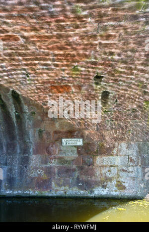 Riflessi di increspature dell'acqua sulla parte inferiore del ponte Crownhill su Great Western Canal a Halberton nel Devon, Inghilterra, Regno Unito Foto Stock