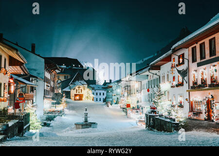 Notte invernale nella città medievale di Gruyeres, distretto di Gruyere, Friburgo cantone della Svizzera Foto Stock