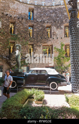 FIGUERES, Spagna-luglio 17, 2017: il cortile principale del Museo Dali in Spagna. Il teatro di Dali e il museo è un museo dell'artista Salvador Dali nel Foto Stock