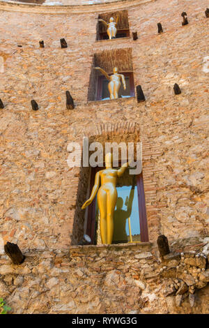 FIGUERES, Spagna-luglio 17, 2017: il cortile principale del Museo Dali in Spagna. Il teatro di Dali e il museo è un museo dell'artista Salvador Dali nel Foto Stock