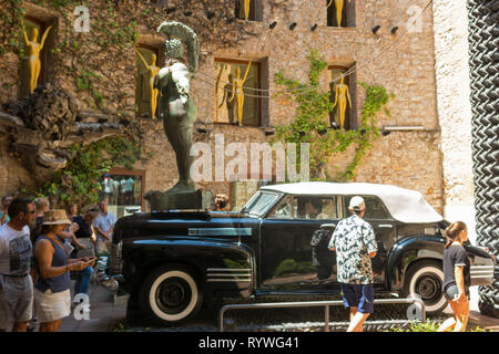 FIGUERES, Spagna-luglio 17, 2017: il cortile principale del Museo Dali in Spagna. Il teatro di Dali e il museo è un museo dell'artista Salvador Dali nel Foto Stock