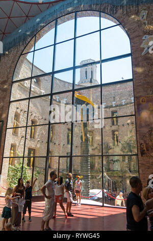 FIGUERES, Spagna-luglio 17, 2017: sala principale del Teatro Dali e Museo di Figueres, Spagna. Il museo espone la più grande e più diversificata Foto Stock