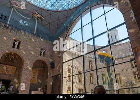 FIGUERES, Spagna-luglio 17, 2017: sala principale del Teatro Dali e Museo di Figueres, Spagna. Il museo espone la più grande e più diversificata Foto Stock