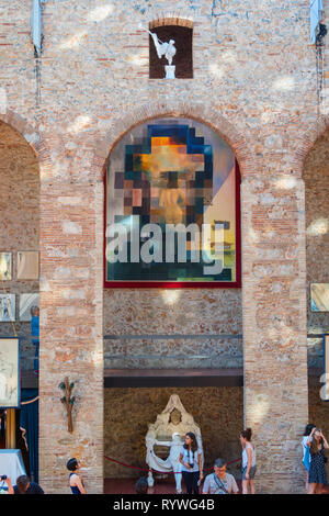 FIGUERES, Spagna-luglio 17, 2017: Hall con "Lincoln in Dalivision' nel teatro di Dali. Il teatro di Dali e Museum è un museo di Salvador Dali in Figu Foto Stock