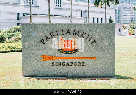 Segno di granito presso la Casa del Parlamento edificio, in Singapore. Foto Stock