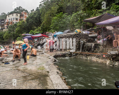 Wulai, Taiwan - Ottobre 09, 2016: piscine pubbliche con acqua da sorgenti calde nel giorno di pioggia. Asia. Foto Stock