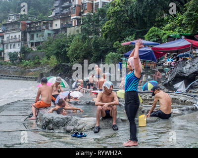 Wulai, Taiwan - Ottobre 09, 2016: piscine pubbliche con acqua da sorgenti calde nel giorno di pioggia. Asia. Foto Stock
