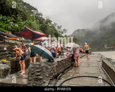 Wulai, Taiwan - Ottobre 09, 2016: piscine pubbliche con acqua da sorgenti calde nel giorno di pioggia. Asia. Foto Stock