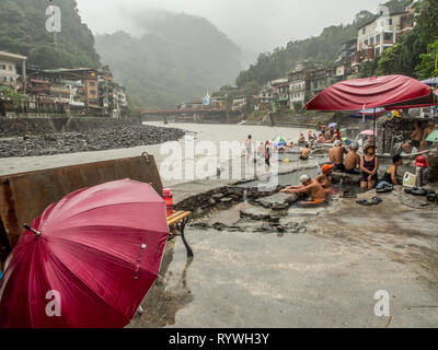 Wulai, Taiwan - Ottobre 09, 2016: piscine pubbliche con acqua da sorgenti calde nel giorno di pioggia. Asia. Foto Stock