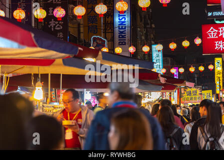 [ ]Taiwan vista panoramica di Raohe Street, il mercato notturno, famoso mercato notturno e la destinazione di viaggio, le persone possono vedere a piedi ed esplorare intorno ad esso. Foto Stock