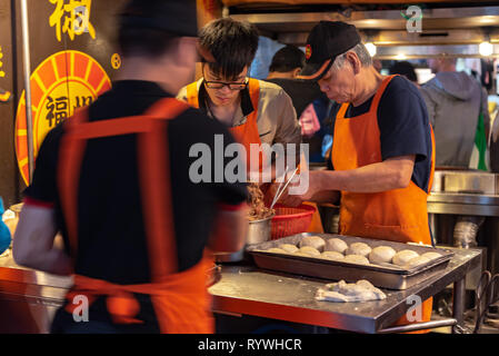 [ ]Taiwan vista panoramica di Raohe Street, il mercato notturno, famoso mercato notturno e la destinazione di viaggio, le persone possono vedere a piedi ed esplorare intorno ad esso. Foto Stock