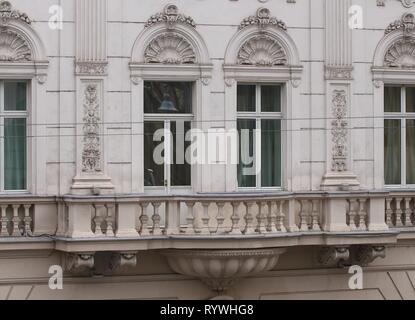 Bucarest, Romania - Febbraio 07, 2019: Grand Hotel Continental balcone situato sul viale della Vittoria a Bucarest, in Romania. Foto Stock