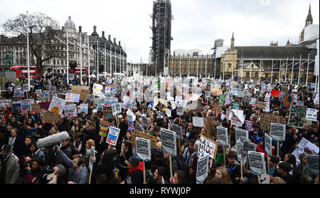 Gli studenti prendono parte in una scuola globale sciopero per il cambiamento climatico in piazza del Parlamento, Londra, come le proteste sono pianificati in 100 paesi e città nel Regno Unito. Foto Stock