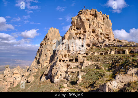 Il Castello di Uchisar in Cappadocia, su un biright giornata invernale, con cielo blu e nuvole gonfi Foto Stock