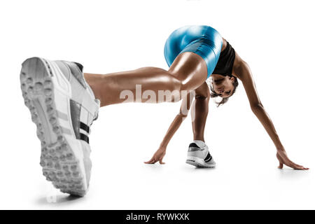 Giovane donna africana la preparazione a inizio corsa isolato su bianco di sfondo per studio. Una femmina runner o pareggiatore. Silhouette di jogging atleta. Foto Stock