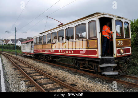 Un tram elettrico sul 17 miglia, rampa di collegamento via Ramsey e Douglas sull' Isola di Man, Gran Bretagna. L'Isola di Man con la sua capitale, D Foto Stock