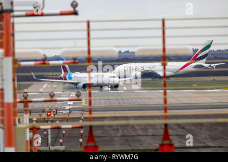 L'aeroporto internazionale di Düsseldorf, Emirates Airbus A380-800 sulla strada per la pista, Eurowings Airbus ha appena sbarcati, Foto Stock